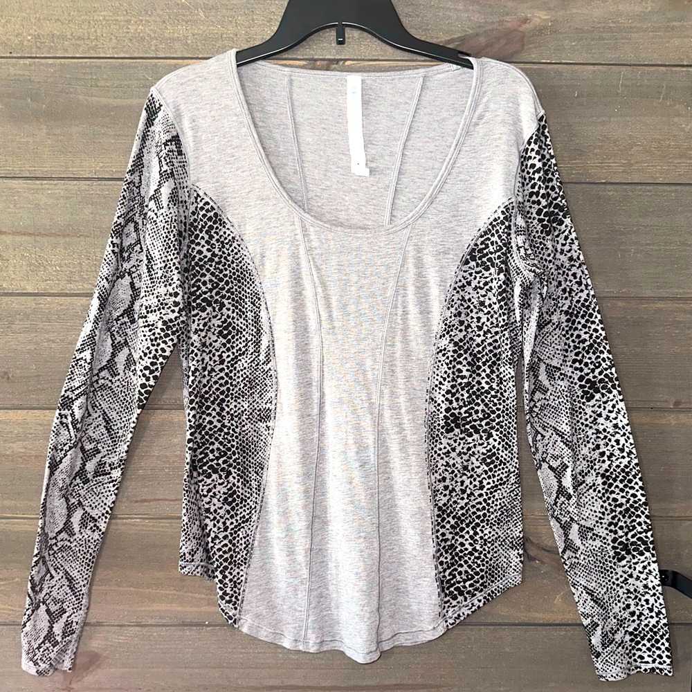 Women's Gray Snake-Print Long Sleeve Scoop Neck Top
